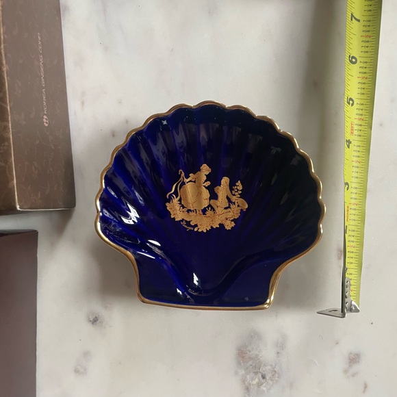 Porcelain trinket dish shell shape with gold figures - Picture 3 of 6